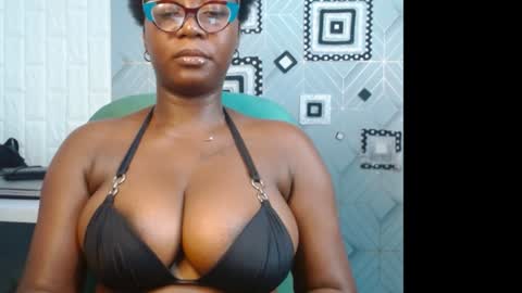 Snapshot of sexy_pearl12 chatting on 8, 12, 2024 zoe online show from 8, 12, 2024