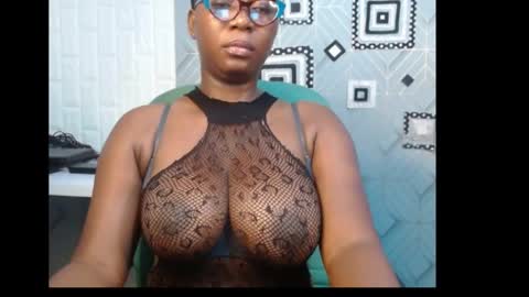 Snapshot of sexy_pearl12 chatting on 6, 1, 2025 zoe online show from 6, 1, 2025