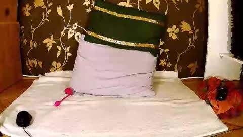 Snapshot of sexymayagold chatting on 16, 10, 2025 Squirty Maya Gold online show from 16, 10, 2025