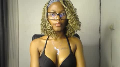 Snapshot of sexyslim_ebony chatting on 20, 2, 2026 Darkskinned Rae online show from 20, 2, 2026