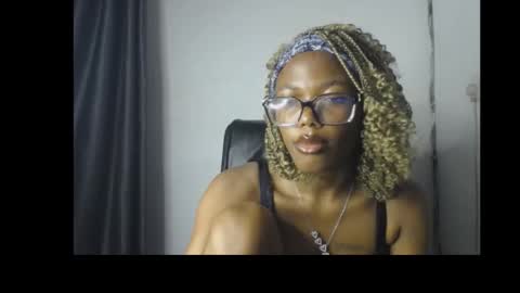 Snapshot of sexyslim_ebony chatting on 24, 2, 2026 Darkskinned Rae online show from 24, 2, 2026