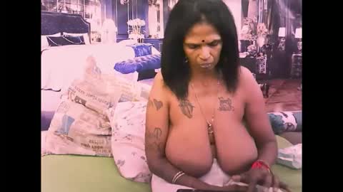 Snapshot of sexyva4u2luv chatting on 31, 10, 2025 sexyva4u2luv online show from 31, 10, 2025