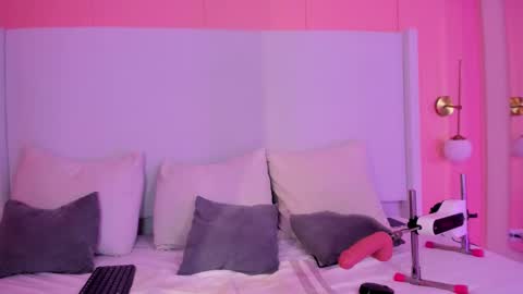 Shaina Vasquez online show from 15, 12, 2025