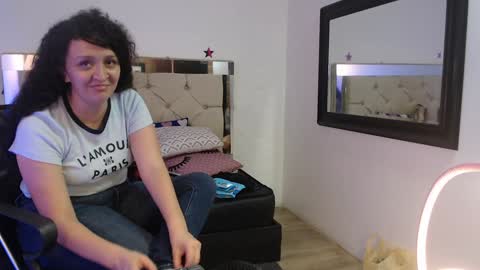 Snapshot of sharlotte__jones chatting on 4, 1, 2025 Sara online show from 4, 1, 2025