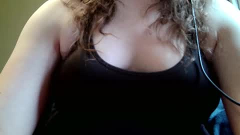 Snapshot of shathara chatting on 9, 10, 2025 Shay online show from 9, 10, 2025