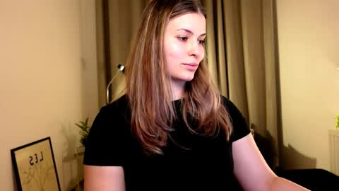 shy_nerd_babyy online show from 4, 2, 2025