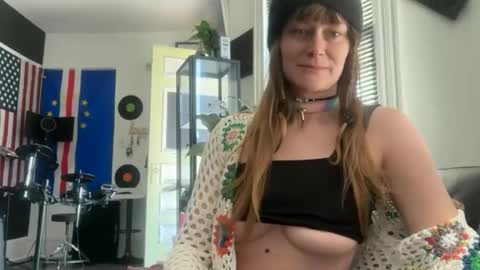 Snapshot of silkwilde chatting on 28, 4, 2026 silkwilde online show from 28, 4, 2026