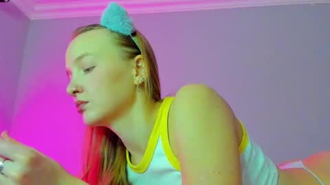 Snapshot of silky_huzelnut chatting on 22, 10, 2025 Mila online show from 22, 10, 2025