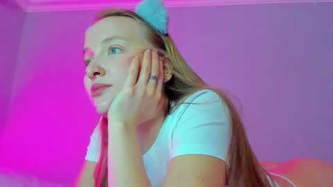 Snapshot of silky_huzelnut chatting on 23, 10, 2025 Mila online show from 23, 10, 2025