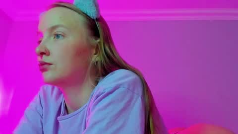 Snapshot of silky_huzelnut chatting on 27, 10, 2025 Mila online show from 27, 10, 2025