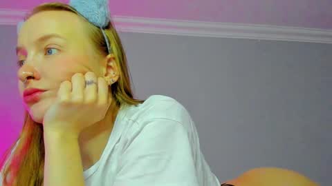 Snapshot of silky_huzelnut chatting on 28, 10, 2025 Mila online show from 28, 10, 2025