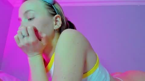 Snapshot of silky_huzelnut chatting on 30, 10, 2025 Mila online show from 30, 10, 2025