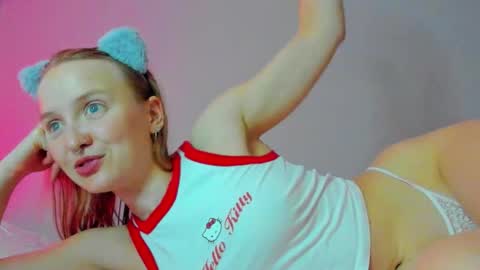 Snapshot of silky_huzelnut chatting on 31, 10, 2025 Mila online show from 31, 10, 2025