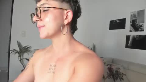 Snapshot of simone_4201 chatting on 10, 1, 2025 Sim. online show from 10, 1, 2025