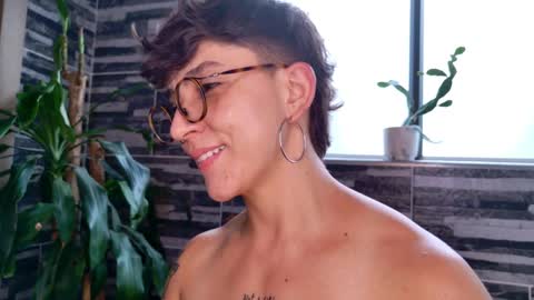 Snapshot of simone_4201 chatting on 4, 3, 2025 Sim. online show from 4, 3, 2025