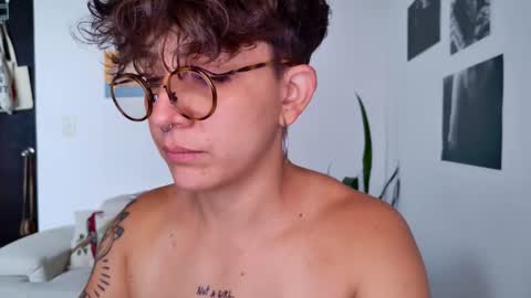 Snapshot of simone_4201 chatting on 16, 10, 2025 Sim. online show from 16, 10, 2025