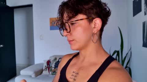 Snapshot of simone_4201 chatting on 5, 11, 2025 Sim. online show from 5, 11, 2025