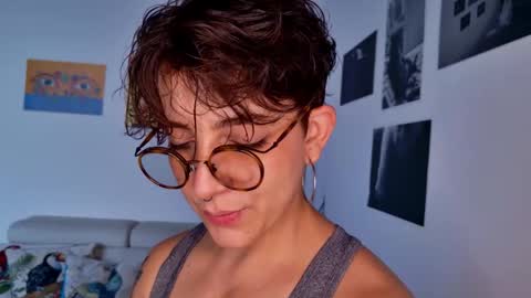 Snapshot of simone_4201 chatting on 9, 11, 2025 Sim. online show from 9, 11, 2025