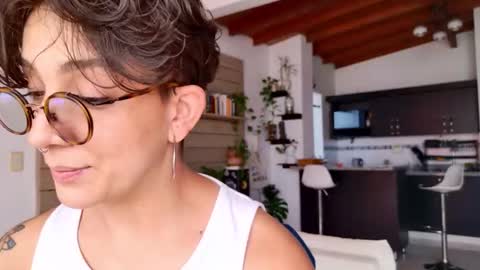 Snapshot of simone_4201 chatting on 16, 12, 2025 Sim. online show from 16, 12, 2025