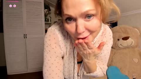 Snapshot of simonmartina chatting on 2, 11, 2025 Simona online show from 2, 11, 2025