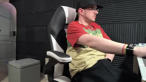 Snapshot of sirdaddymcqween chatting on 4, 4, 2026 Sir Daddy McQween online show from 4, 4, 2026