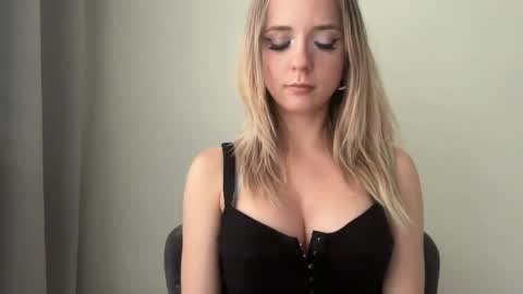 Sisi Bunny online show from 1, 6, 2026