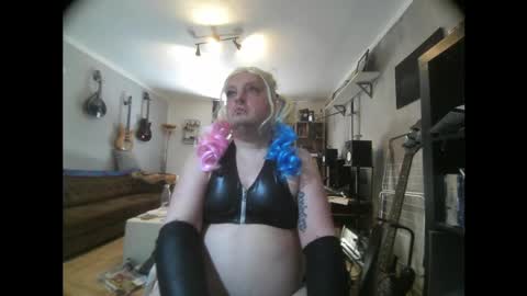 Snapshot of sissylovedoll chatting on 9, 4, 2026 Tiffany Candy online show from 9, 4, 2026