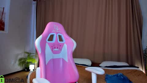 Snapshot of skelerata chatting on 8, 10, 2025 Emily online show from 8, 10, 2025
