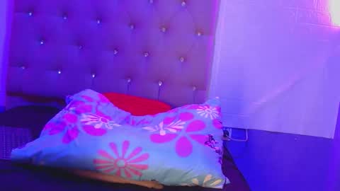 skinny_saraa online show from 12, 3, 2026