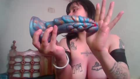 Snapshot of skinwalker_2712 chatting on 12, 10, 2025 Skin online show from 12, 10, 2025