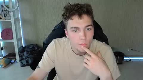 Snapshot of slippery_baby chatting on 6, 7, 2026 Mila online show from 6, 7, 2026
