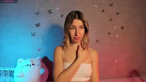 Snapshot of smaillev chatting on 5, 3, 2025 Melani online show from 5, 3, 2025