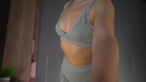 Candice Snow online show from 4, 2, 2025