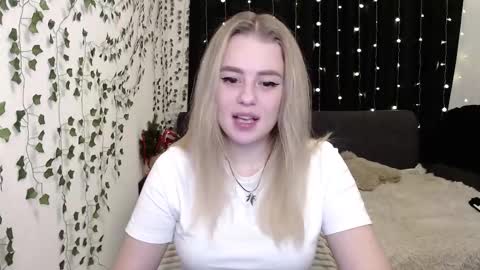 Snapshot of sofia_rosemary chatting on 5, 1, 2025 sofia_rosemary online show from 5, 1, 2025