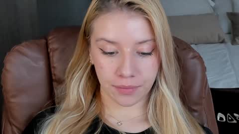 Snapshot of sofia_woodss chatting on 4, 1, 2025 Sofia online show from 4, 1, 2025
