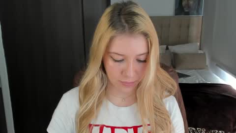 Snapshot of sofia_woodss chatting on 8, 1, 2025 Sofia online show from 8, 1, 2025