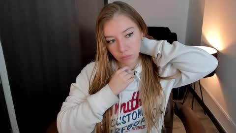 Snapshot of sofia_woodss chatting on 6, 3, 2025 Sofia online show from 6, 3, 2025