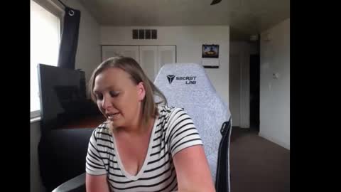 Snapshot of softerpeaches chatting on 9, 9, 2025 Rose online show from 9, 9, 2025