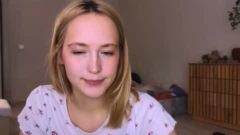 Snapshot of sola_bloom chatting on 18, 11, 2025 sola_bloom online show from 18, 11, 2025