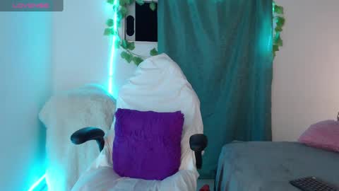 Snapshot of sommerray_99 chatting on 16, 12, 2024 sommer Ray online show from 16, 12, 2024