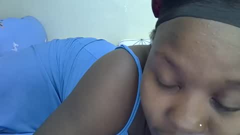 Snapshot of sonnia02 chatting on 2, 11, 2025 sonnia02 online show from 2, 11, 2025