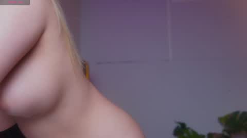 Snapshot of sophialaxx chatting on 25, 6, 2026 Sophia online show from 25, 6, 2026