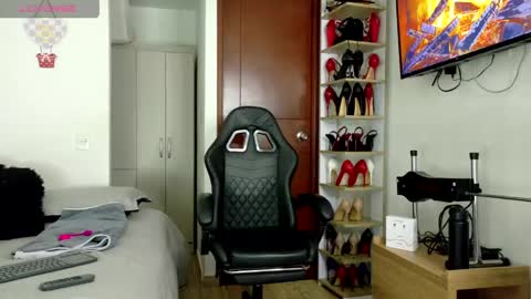 sophiebaker__ online show from 17, 4, 2026