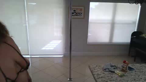 Snapshot of spacebunsxxx chatting on 28, 11, 2025 spacebunsxxx online show from 28, 11, 2025