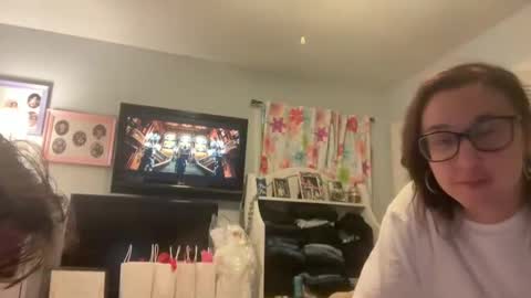 Snapshot of spacecase843 chatting on 8, 12, 2024 TrndSettrz online show from 8, 12, 2024