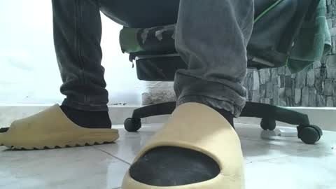 Snapshot of srfindomfeet_ chatting on 13, 6, 2026 sr master cum its my old account online show from 13, 6, 2026