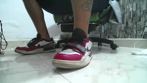 Snapshot of srfindomfeet_ chatting on 22, 6, 2026 sr master cum its my old account online show from 22, 6, 2026