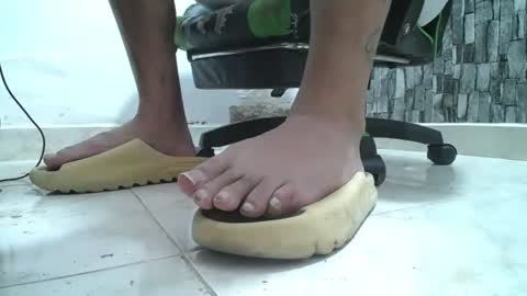 Snapshot of srfindomfeet_ chatting on 18, 7, 2026 sr master cum its my old account online show from 18, 7, 2026