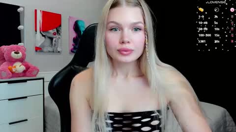 Snapshot of starlight_2004 chatting on 12, 10, 2025 Caroline online show from 12, 10, 2025