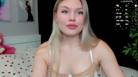 Snapshot of starlight_2004 chatting on 14, 11, 2025 Caroline online show from 14, 11, 2025